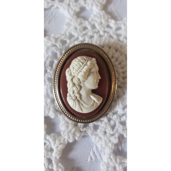Resin Cameo Oval Gold Tone Frame Cameo White Lady Cameo on Reddish Brown - Picture 5 of 10